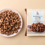 ローソンのキャラメルコーン ショコラ味を比較する。税込価格：108円、カロリー：337kcal、1円あたりカロリー：3.12kcal/円、たんぱく質：1.5g、1円あたりたんぱく質：0.01g/円、脂質：20.2g、炭水化物：37.6g、糖質：37.3g、食物繊維：0.4g、食塩相当量：0.3g。