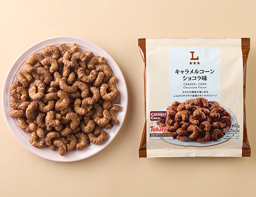 ローソンのキャラメルコーン ショコラ味を比較する。税込価格：108円、カロリー：337kcal、1円あたりカロリー：3.12kcal/円、たんぱく質：1.5g、1円あたりたんぱく質：0.01g/円、脂質：20.2g、炭水化物：37.6g、糖質：37.3g、食物繊維：0.4g、食塩相当量：0.3g。