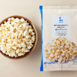 ローソンの瀬戸内産の塩だけで味付けしたポップコーンを比較する。税込価格：148円、カロリー：326kcal、1円あたりカロリー：2.20kcal/円、たんぱく質：4.7g、1円あたりたんぱく質：0.03g/円、脂質：19.5g、炭水化物：35.7g、糖質：30.2g、食物繊維：5.5g、食塩相当量：1.2g。