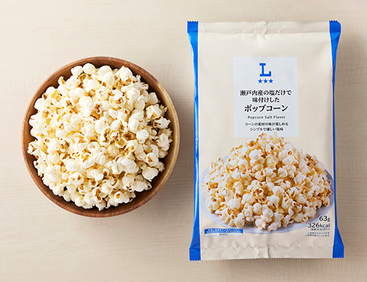 ローソンの瀬戸内産の塩だけで味付けしたポップコーンを比較する。税込価格：148円、カロリー：326kcal、1円あたりカロリー：2.20kcal/円、たんぱく質：4.7g、1円あたりたんぱく質：0.03g/円、脂質：19.5g、炭水化物：35.7g、糖質：30.2g、食物繊維：5.5g、食塩相当量：1.2g。
