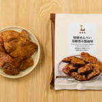 ローソンの堅焼せんべい 花椒香る醤油味を比較する。税込価格：138円、カロリー：143kcal、1円あたりカロリー：1.04kcal/円、たんぱく質：3.4g、1円あたりたんぱく質：0.02g/円、脂質：0.4g、炭水化物：31.6g、糖質：31.1g、食物繊維：0.5g、食塩相当量：1g。