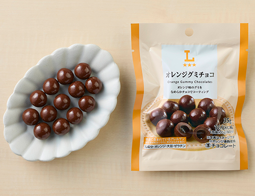 ローソンのオレンジグミチョコを比較する。税込価格：198円、カロリー：166kcal、1円あたりカロリー：0.84kcal/円、たんぱく質：2.5g、1円あたりたんぱく質：0.01g/円、脂質：7.5g、炭水化物：22.6g、糖質：21.6g、食物繊維：1g、食塩相当量：0g。