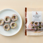 ローソンのカラフルココアドーナツを比較する。税込価格：178円、カロリー：149kcal、1円あたりカロリー：0.84kcal/円、たんぱく質：1.8g、1円あたりたんぱく質：0.01g/円、脂質：4.6g、炭水化物：25.4g、糖質：24.8g、食物繊維：0.6g、食塩相当量：0.2g。
