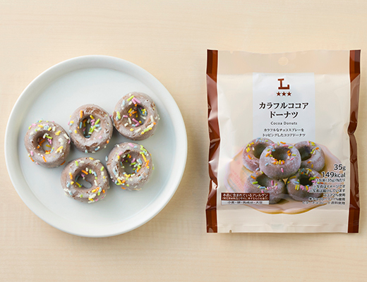 ローソンのカラフルココアドーナツを比較する。税込価格：178円、カロリー：149kcal、1円あたりカロリー：0.84kcal/円、たんぱく質：1.8g、1円あたりたんぱく質：0.01g/円、脂質：4.6g、炭水化物：25.4g、糖質：24.8g、食物繊維：0.6g、食塩相当量：0.2g。