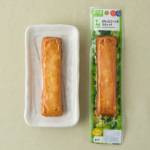ローソンのもちっとコーン天スティックを比較する。税込価格：192円、カロリー：122kcal、1円あたりカロリー：0.64kcal/円、たんぱく質：6.4g、1円あたりたんぱく質：0.03g/円、脂質：5.2g、炭水化物：12.9g、糖質：12g、食物繊維：0.9g、食塩相当量：1.2g。