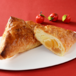 ローソンのゴロっとりんごの三角アップルパイ。税込価格：181円、カロリー：341kcal、たんぱく質：5.1g、脂質：18.6g、炭水化物：39.2g、糖質：37.5g、食物繊維：1.7g、食塩相当量：0.6g。