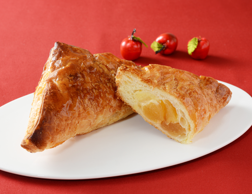 ローソンのゴロっとりんごの三角アップルパイ。税込価格：181円、カロリー：341kcal、たんぱく質：5.1g、脂質：18.6g、炭水化物：39.2g、糖質：37.5g、食物繊維：1.7g、食塩相当量：0.6g。