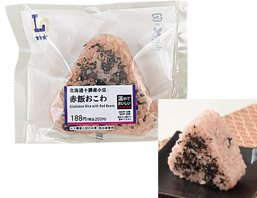 ローソンの北海道十勝産小豆 赤飯おこわ。税込価格：203円、カロリー：216kcal、たんぱく質：4.9g、脂質：0.8g、炭水化物：47.8g、糖質：46.8g、食物繊維：1g、食塩相当量：1.1g。