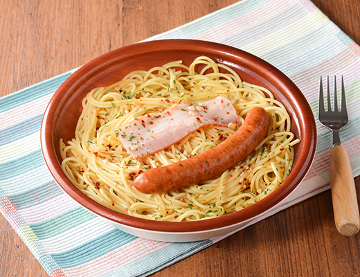 ローソンの大盛ペペロンチーノ。税込価格：697円、カロリー：849kcal、たんぱく質：37.8g、脂質：35.1g、炭水化物：100.7g、糖質：90.4g、食物繊維：10.3g、食塩相当量：7.2g。