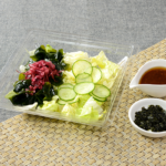 ローソンの三陸産わかめ使用 チョレギサラダ。税込価格：378円、カロリー：83kcal、たんぱく質：2.8g、脂質：5.2g、炭水化物：7.8g、糖質：4.5g、食物繊維：3.3g、食塩相当量：1.7g。