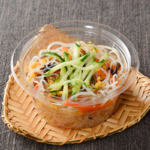 ローソンの中華風春雨サラダ。税込価格：257円、カロリー：134kcal、たんぱく質：1.7g、脂質：4.5g、炭水化物：23.1g、糖質：20.1g、食物繊維：3g、食塩相当量：2.1g。