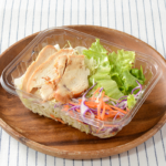 ローソンのローストチキンのサラダ。税込価格：289円、カロリー：65kcal、たんぱく質：8.8g、脂質：1.8g、炭水化物：4.3g、糖質：2.3g、食物繊維：2g、食塩相当量：0.5g。