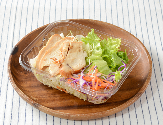 ローソンのローストチキンのサラダ。税込価格：289円、カロリー：65kcal、たんぱく質：8.8g、脂質：1.8g、炭水化物：4.3g、糖質：2.3g、食物繊維：2g、食塩相当量：0.5g。
