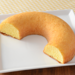 ローソンのふわふわたまごシフォンケーキ。税込価格：171円、カロリー：371kcal、たんぱく質：7.8g、脂質：12.5g、炭水化物：57.1g、糖質：56.5g、食物繊維：0.6g、食塩相当量：0.4g。