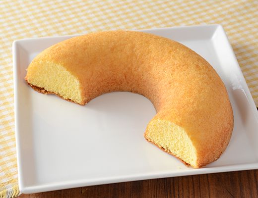 ローソンのふわふわたまごシフォンケーキ。税込価格：171円、カロリー：371kcal、たんぱく質：7.8g、脂質：12.5g、炭水化物：57.1g、糖質：56.5g、食物繊維：0.6g、食塩相当量：0.4g。