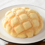 ローソンのふわサクっ！メロンパン。税込価格：138円、カロリー：341kcal、たんぱく質：6.9g、脂質：12g、炭水化物：52g、糖質：50.7g、食物繊維：1.3g、食塩相当量：0.4g。