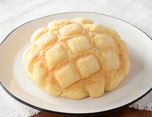 ローソンのふわサクっ！メロンパン。税込価格：138円、カロリー：341kcal、たんぱく質：6.9g、脂質：12g、炭水化物：52g、糖質：50.7g、食物繊維：1.3g、食塩相当量：0.4g。