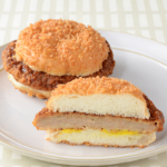 ローソンのはみでるバーガー メンチカツ。税込価格：225円、カロリー：499kcal、たんぱく質：13.3g、脂質：31.5g、炭水化物：41.8g、糖質：39.1g、食物繊維：2.7g、食塩相当量：3.3g。