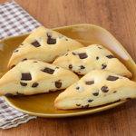 ローソンのチョコチップスコーン 4個入。税込価格：246円、カロリー：134kcal、たんぱく質：2g、脂質：6.8g、炭水化物：16.4g、糖質：15.8g、食物繊維：0.6g、食塩相当量：0.3g。