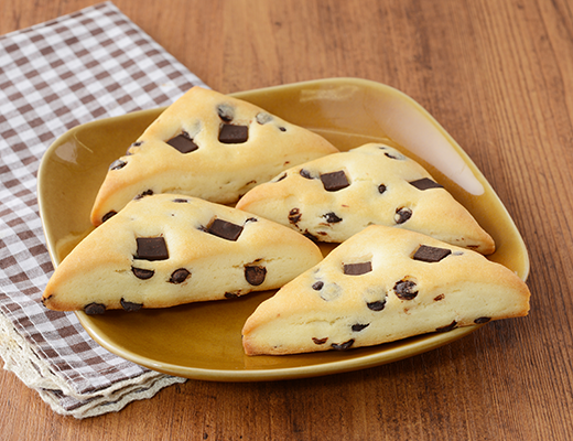 ローソンのチョコチップスコーン 4個入。税込価格：246円、カロリー：134kcal、たんぱく質：2g、脂質：6.8g、炭水化物：16.4g、糖質：15.8g、食物繊維：0.6g、食塩相当量：0.3g。