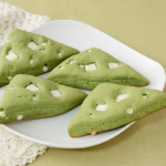 ローソンの抹茶とホワイトチョコのスコーン 4個入。税込価格：246円、カロリー：114kcal、たんぱく質：1.6g、脂質：5.7g、炭水化物：14.3g、糖質：13.9g、食物繊維：0.4g、食塩相当量：0.3g。