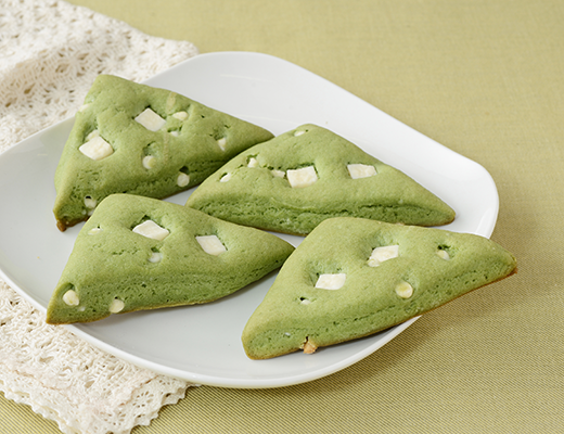 ローソンの抹茶とホワイトチョコのスコーン 4個入。税込価格：246円、カロリー：114kcal、たんぱく質：1.6g、脂質：5.7g、炭水化物：14.3g、糖質：13.9g、食物繊維：0.4g、食塩相当量：0.3g。