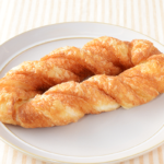 ローソンのデニッシュドーナツ。税込価格：149円、カロリー：592kcal、たんぱく質：7.3g、脂質：41.9g、炭水化物：47g、糖質：45.7g、食物繊維：1.3g、食塩相当量：0.6g。