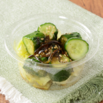 ローソンの塩昆布きゅうり。税込価格：257円、カロリー：36kcal、たんぱく質：1.4g、脂質：1.5g、炭水化物：5g、糖質：3.4g、食物繊維：1.6g、食塩相当量：0.9g。
