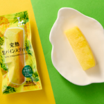 ローソンの完熟生パインスティックを比較する。税込価格：181円、カロリー：22kcal、1円あたりカロリー：0.12kcal/円、たんぱく質：0.2g、1円あたりたんぱく質：0.01未満g/円、脂質：0g、炭水化物：5.5g、食塩相当量：0g。