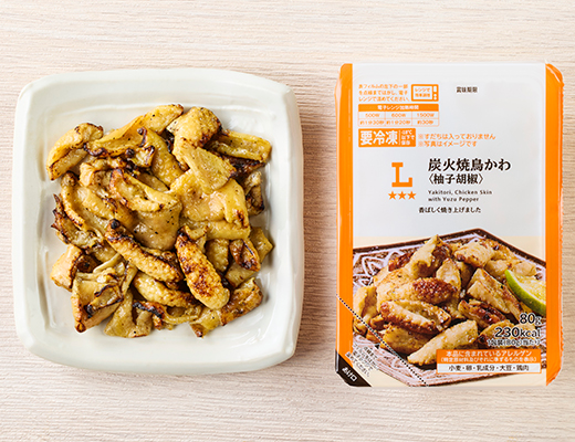 ローソンの炭火焼鳥かわ(柚子胡椒)を比較する。税込価格：225円、カロリー：230kcal、1円あたりカロリー：1.02kcal/円、たんぱく質：10.2g、1円あたりたんぱく質：0.05g/円、脂質：19.1g、炭水化物：4.5g、糖質：4.2g、食物繊維：0.3g、食塩相当量：1.4g。