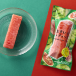 ローソンの生すいかスティックを比較する。税込価格：140円、カロリー：21kcal、1円あたりカロリー：0.15kcal/円、たんぱく質：0.3g、1円あたりたんぱく質：0.01未満g/円、脂質：0.1g、炭水化物：4.8g、食塩相当量：0g。