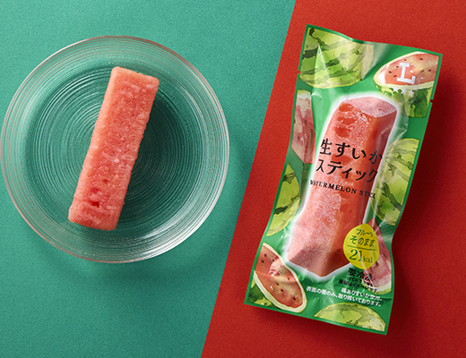 ローソンの生すいかスティックを比較する。税込価格：140円、カロリー：21kcal、1円あたりカロリー：0.15kcal/円、たんぱく質：0.3g、1円あたりたんぱく質：0.01未満g/円、脂質：0.1g、炭水化物：4.8g、食塩相当量：0g。