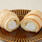 ローソンのパイコロネ 北海道産牛乳入りホイップクリーム。税込価格：181円、カロリー：381kcal、たんぱく質：4.9g、脂質：22.9g、炭水化物：39.5g、糖質：38.3g、食物繊維：1.2g、食塩相当量：0.4g。