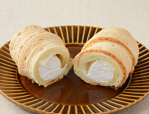 ローソンのパイコロネ 北海道産牛乳入りホイップクリーム。税込価格：181円、カロリー：381kcal、たんぱく質：4.9g、脂質：22.9g、炭水化物：39.5g、糖質：38.3g、食物繊維：1.2g、食塩相当量：0.4g。