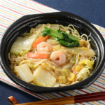 ローソンの1/2日分の野菜が摂れる あんかけ焼そば。税込価格：599円、カロリー：362kcal、たんぱく質：15.5g、脂質：11.3g、炭水化物：52.4g、糖質：46.5g、食物繊維：5.9g、食塩相当量：3.8g。