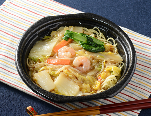 ローソンの1/2日分の野菜が摂れる あんかけ焼そば。税込価格：599円、カロリー：362kcal、たんぱく質：15.5g、脂質：11.3g、炭水化物：52.4g、糖質：46.5g、食物繊維：5.9g、食塩相当量：3.8g。