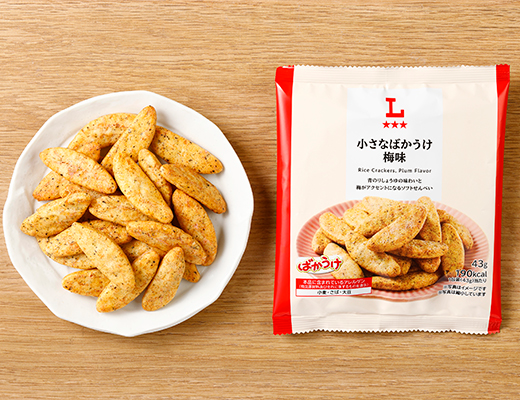 小さなばかうけ 梅味 ローソン 青のりしょうゆの味わいと梅がアクセントになるソフトせんべいです。