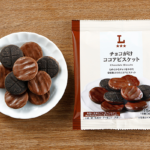 チョコがけココアビスケット ローソン なめらかなチョコをかけた全粒粉入りのココアビスケットです。
