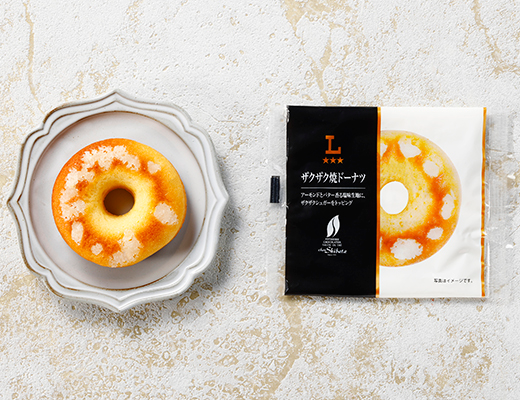 ザクザク焼ドーナツ ローソン アーモンドとバター香る塩味生地に、ザクザクシュガーをトッピングしました。