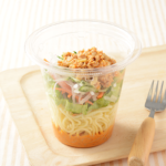ローソンの振っておいしいパスタサラダ 担々麺風。税込価格：397円、カロリー：277kcal、たんぱく質：11.9g、脂質：13.4g、炭水化物：29.7g、糖質：24.9g、食物繊維：4.8g、食塩相当量：2.1g。