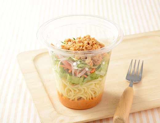 ローソンの振っておいしいパスタサラダ 担々麺風。税込価格：397円、カロリー：277kcal、たんぱく質：11.9g、脂質：13.4g、炭水化物：29.7g、糖質：24.9g、食物繊維：4.8g、食塩相当量：2.1g。