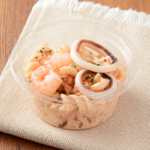 ローソンの海老といかの明太子サラダ。税込価格：346円、カロリー：191kcal、たんぱく質：8g、脂質：11.1g、炭水化物：15.6g、糖質：13.9g、食物繊維：1.7g、食塩相当量：1.6g。