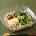 ローソンの香りとのど越し ミニネバネバそば。税込価格：451円、カロリー：238kcal、たんぱく質：13.3g、脂質：4.2g、炭水化物：39.1g、糖質：34.4g、食物繊維：4.7g、食塩相当量：2.1g。