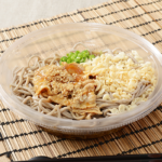 ローソンの特盛！冷し肉そば。税込価格：646円、カロリー：614kcal、たんぱく質：35.2g、脂質：14g、炭水化物：90.7g、糖質：83g、食物繊維：7.7g、食塩相当量：4.5g。