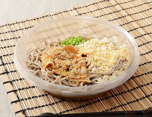 ローソンの特盛！冷し肉そば。税込価格：646円、カロリー：614kcal、たんぱく質：35.2g、脂質：14g、炭水化物：90.7g、糖質：83g、食物繊維：7.7g、食塩相当量：4.5g。