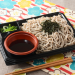 ローソンの香りとのど越し ざるそば。税込価格：451円、カロリー：352kcal、たんぱく質：21.2g、脂質：3.4g、炭水化物：62.3g、糖質：56.2g、食物繊維：6.1g、食塩相当量：2.1g。