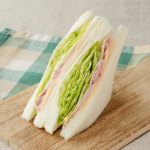 ローソンのレタスサンド。税込価格：343円、カロリー：216kcal、たんぱく質：8.5g、脂質：10.6g、炭水化物：22.2g、糖質：20.9g、食物繊維：1.3g、食塩相当量：1.9g。