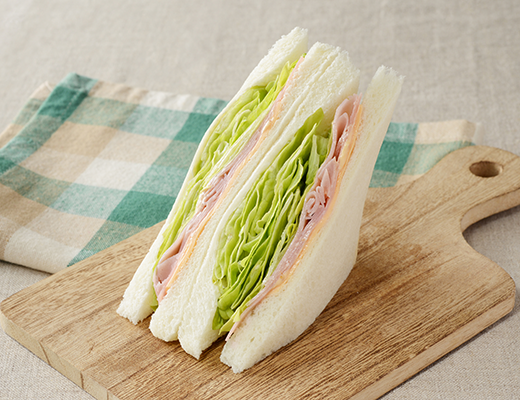 ローソンのレタスサンド。税込価格：343円、カロリー：216kcal、たんぱく質：8.5g、脂質：10.6g、炭水化物：22.2g、糖質：20.9g、食物繊維：1.3g、食塩相当量：1.9g。