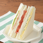 ローソンの野菜ミックスサンド。税込価格：354円、カロリー：238kcal、たんぱく質：6.5g、脂質：12.3g、炭水化物：26g、糖質：24.6g、食物繊維：1.4g、食塩相当量：1.4g。