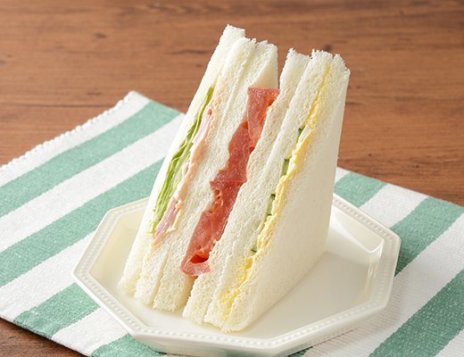 ローソンの野菜ミックスサンド。税込価格：354円、カロリー：238kcal、たんぱく質：6.5g、脂質：12.3g、炭水化物：26g、糖質：24.6g、食物繊維：1.4g、食塩相当量：1.4g。